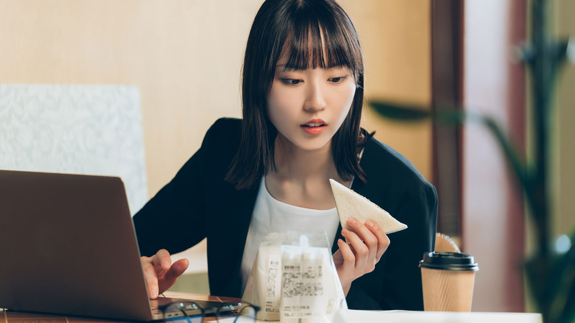 お昼休憩もなく仕事する女性
