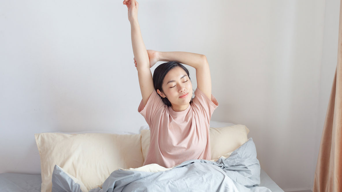 快適な寝覚めの女性